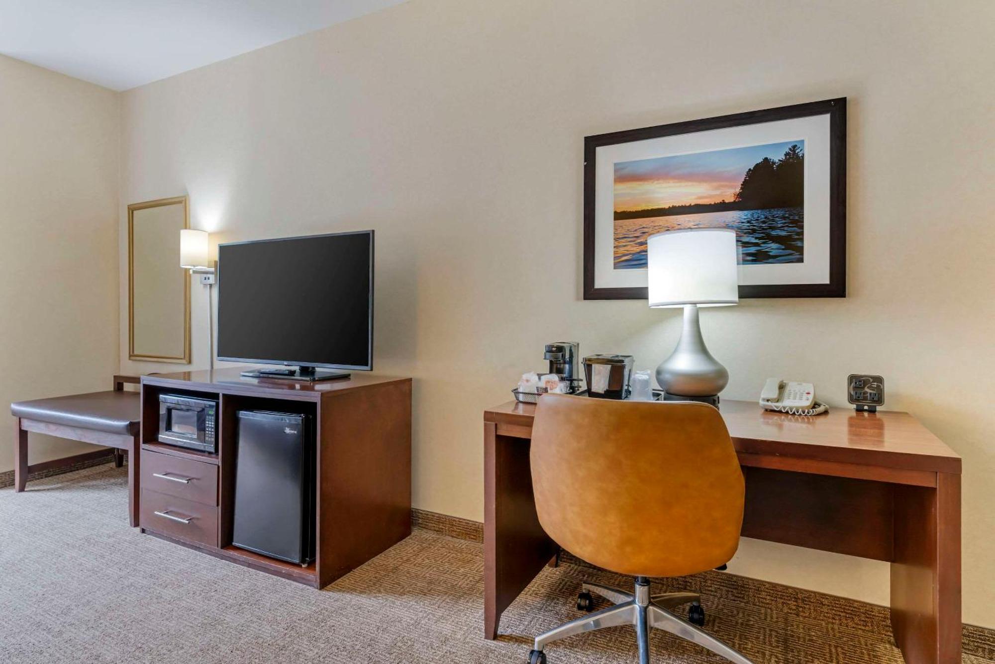 Comfort Suites Lake Geneva East Экстерьер фото