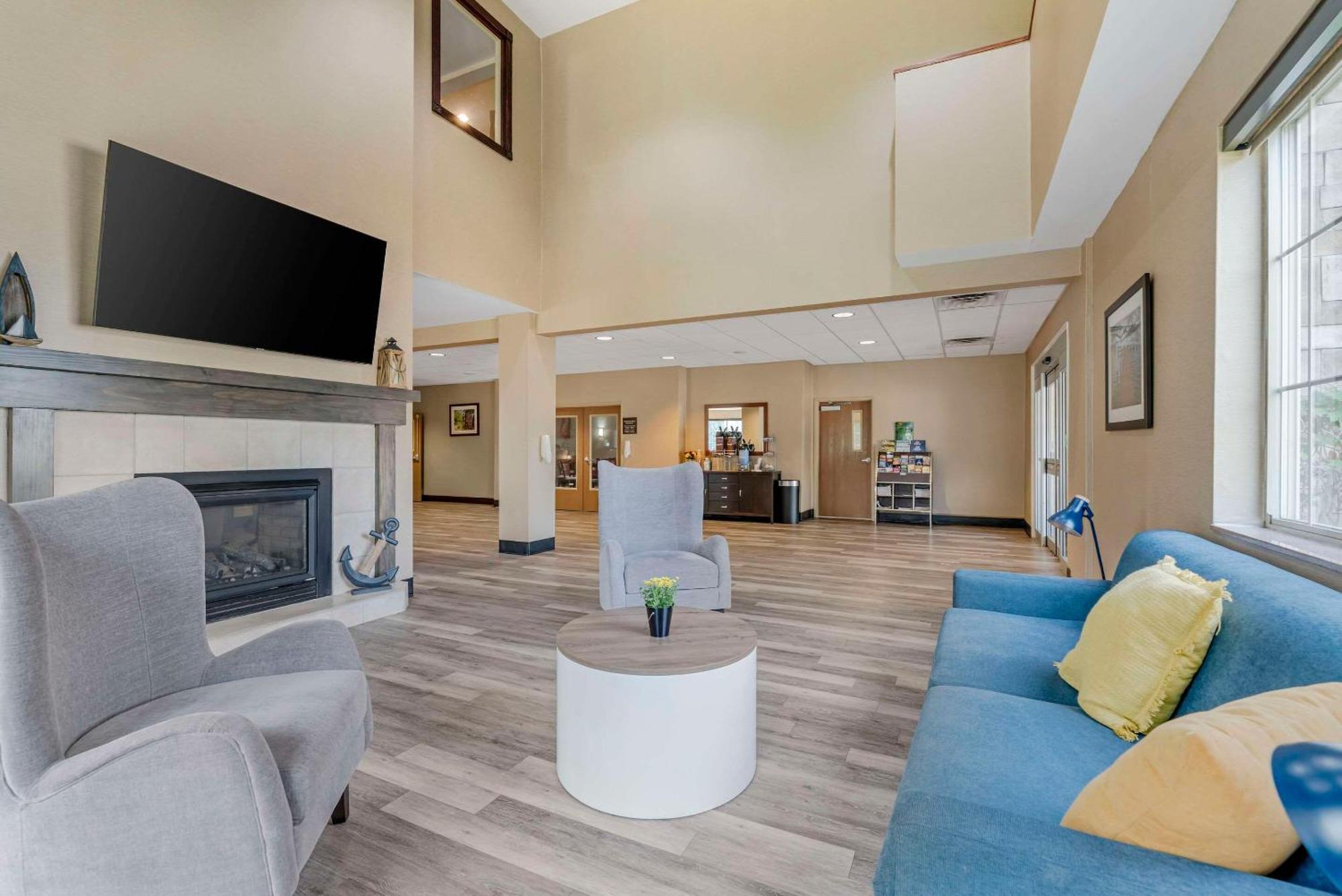 Comfort Suites Lake Geneva East Экстерьер фото