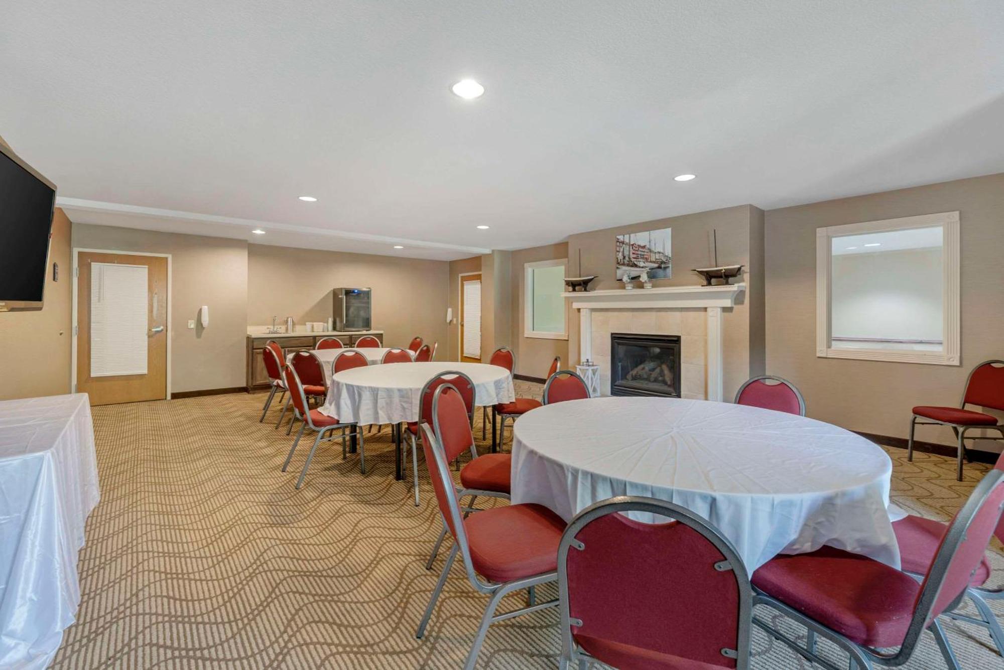 Comfort Suites Lake Geneva East Экстерьер фото
